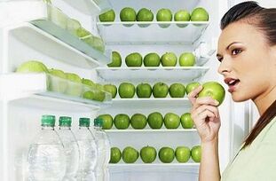 한 달에 10kg의 체중 감량을위한 녹색 사과와 물
