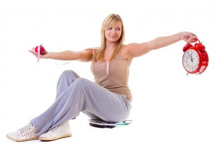 체중 감량을 원하는 소녀는 처방에 따라 건강하게 식사합니다.