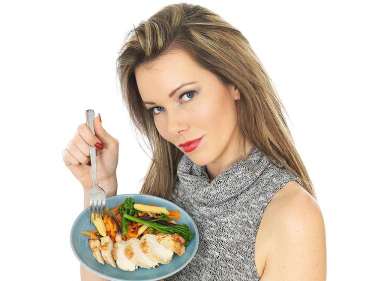 체중 감량을 위해 야채와 닭고기를 먹는 여자